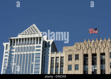 Edificio, tetto, FASCADE, calcestruzzo, mattoni, cielo blu, Philadelphia, Pennsylvania, USA, America americana bandiera Foto Stock