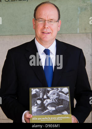 Erusalem, Israele. 18-giugno-2013. Il PRINCIPE ALBERTO II è aggiudicato un dono di concludere la sua visita al Memoriale di Yad Vashem Holocaust Museum. Gerusalemme, Israele. 18-giugno-2013. Il Principe Alberto II, monarca regnante del Principato di Monaco, visite Yad Vashem Holocaust Museum. Il Principe Alberto II sarà di prendere parte alla prossima rivolta verso il domani - israeliano Conferenza presidenziale. Credito: Nir Alon/Alamy Live News Foto Stock