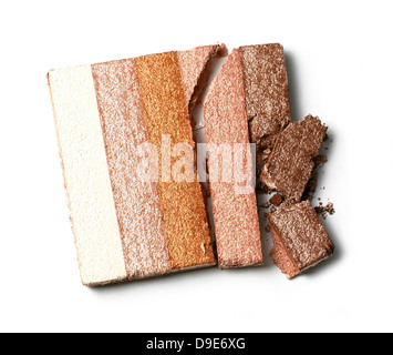 Sgranate bronzer polvere taglio compatto su uno sfondo bianco Foto Stock