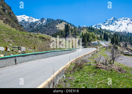 La natura delle montagne, il verde degli alberi e il blu del cielo, strada a Medeo ad Almaty in Kazakhstan,Asia di estate Foto Stock