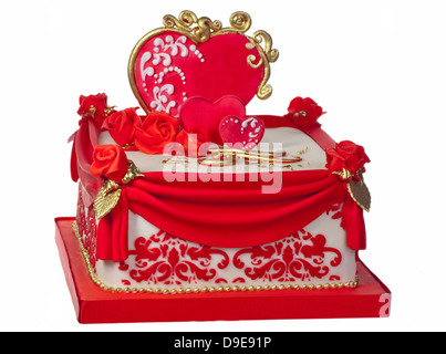 Celebrazione torta ghiacciata in rosso, bianco e oro decorate con cuori e rose. Foto Stock