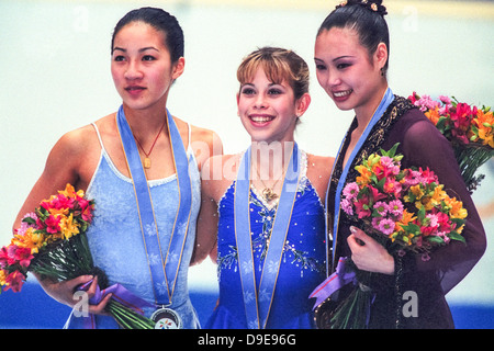 Tara Lipinski (USA)-gold-C-,Michelle Kwan (USA)-L-e Li Chen (CHN) sul podio con le loro medaglie ai Giochi Olimpici 1998. Foto Stock