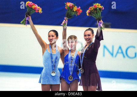 Tara Lipinski (USA)-gold-C-,Michelle Kwan (USA)-L-e Li Chen (CHN) sul podio con le loro medaglie ai Giochi Olimpici 1998 Foto Stock