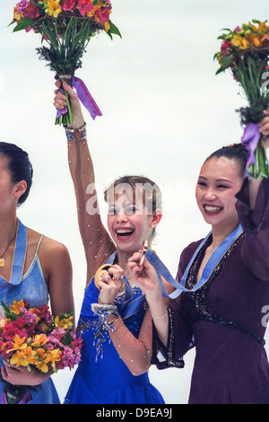 Tara Lipinski (USA)-gold-C-,Michelle Kwan (USA)-L-e Li Chen (CHN) sul podio con le loro medaglie ai Giochi Olimpici 1998 Foto Stock