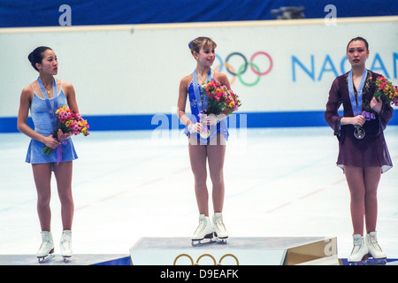 Tara Lipinski (USA)-gold-C-,Michelle Kwan (USA)-L-e Li Chen (CHN) sul podio con le loro medaglie ai Giochi Olimpici 1998 Foto Stock