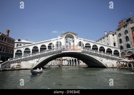 Ponte di Rialto sul Canal Grande Venezia Italia 13 luglio 2012 Foto Stock