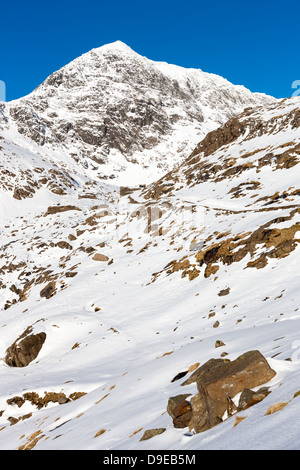 Vista in direzione di Snowdon Summit (Yr Wyddfa) da minatori via, Parco Nazionale di Snowdonia, Wales, Regno Unito, Europa. Foto Stock