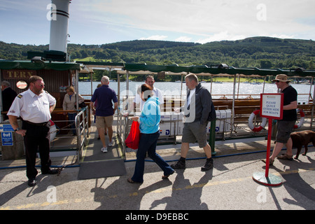 Windermere crociere sul lago al Lago sul lago di Windermere MV Tern imbarco passeggeri Foto Stock