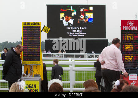 Ascot Berkshire, Regno Unito. Il 18 giugno 2013. Un minuto di silenzio è stato mantenuto in memoria del trainer Sir Henry Cecil prima dell'inizio delle gare. Racegoers arrivare per il giorno di apertura del Royal Ascot che si prevede di dare il benvenuto a 300.000 oltre cinque giorni compreso di Sua Maestà la Regina e i membri della famiglia reale Credito: amer ghazzal/Alamy Live News Foto Stock