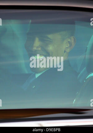 Berlino, Germania. Il 18 giugno, 2013. Il Presidente Usa Barack Obama si siede in una limousine dopo il suo arrivo in aeroporto Tegel di Berlino (Germania), 18 giugno 2013. Foto: Michael Kappeler/dpa /dpa/Alamy Live News Foto Stock