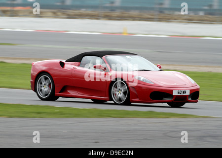 Rosso Ferrari F430 Spider CAR GRAND PRIX CIRCUITO SILVERSTONE Inghilterra 07 aprile 2011 Foto Stock