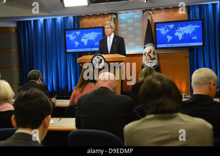 Il Segretario di Stato americano John Kerry annuncia la nomina di un ex senatore Russ Feingold come inviato speciale per la regione africana dei Grandi Laghi e nella Repubblica democratica del Congo presso il Dipartimento di Stato a Washington, DC. Foto Stock