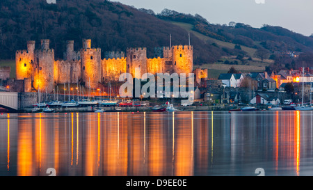 Vista verso Conwy Castle su fiume Conwy, Conwy (Conway), il Galles del Nord, Regno Unito, Europa. Foto Stock