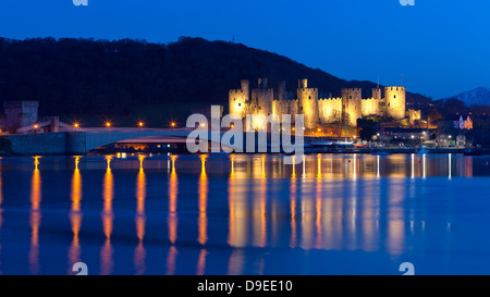 Vista verso Conwy Castle su fiume Conwy, Conwy (Conway), il Galles del Nord, Regno Unito, Europa. Foto Stock