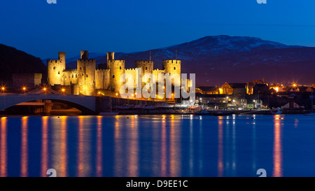 Vista verso Conwy Castle su fiume Conwy, Conwy (Conway), il Galles del Nord, Regno Unito, Europa. Foto Stock