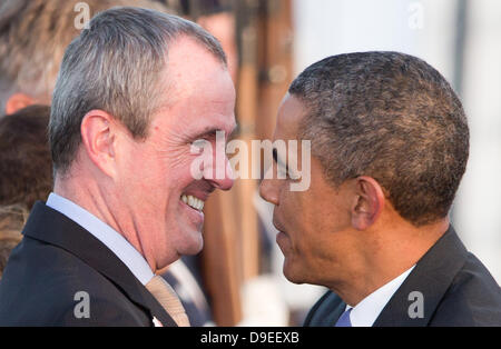 Berlino, Germania. Il 18 giugno, 2013. Il Presidente Usa Barack Obama condivide un sorriso con ambasciatore statunitense in Germania Filippo D. Murphy al momento del suo arrivo presso l'aeroporto di Tegel a Berlino (Germania), 18 giugno 2013. Foto: Michael Kappeler/dpa /dpa/Alamy Live News Foto Stock