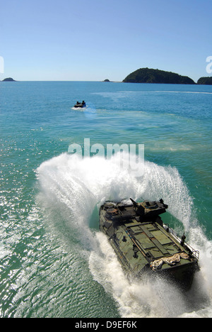 Assalto anfibio veicoli uscire bene deck di trasporto anfibio dock nave USS Denver. Foto Stock