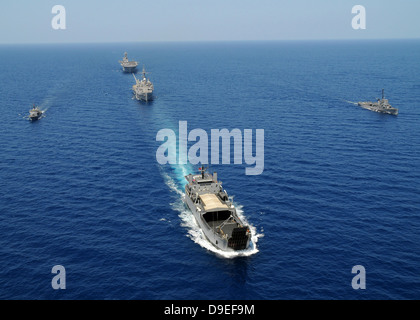 La Repubblica delle Filippine Navy navi di crociera in formazione mentre partecipano in esercizio Balikatan 2010. Foto Stock