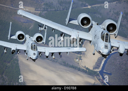 Due A-10C Thunderbolt II aeromobili volare in formazione. Foto Stock