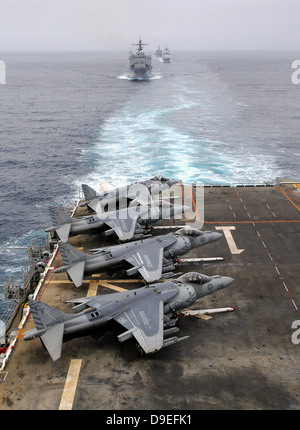 AV-8B linea Harriers il ponte di volo di assalto anfibio nave USS Tarawa. Foto Stock