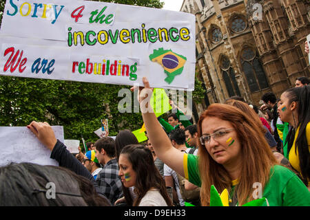 Londra, Regno Unito. Il 18 giugno, 2013. Una donna di cartello dice che il Brasile è la ricostruzione di come il brasiliano espatriati dimostrato aginst governo corruzione, spirale in Coppa del Mondo e Olimpiadi i costi e aumentare i costi di trasporto, in solidarietà con i loro compatrioti a casa. Foto Stock