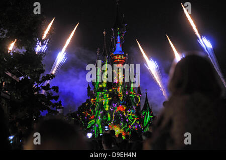 Parigi, Francia. Il 18 giugno 2013. Il notturno spettacolare show di luci e suoni al Princess Castle in Disneyland a Parigi per festeggiare la località francese ventesimo anniversario. Credito: Phil Rees/Alamy Live News Foto Stock