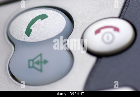 Accettare le chiavi e mettere su tasti di un telefono Foto Stock