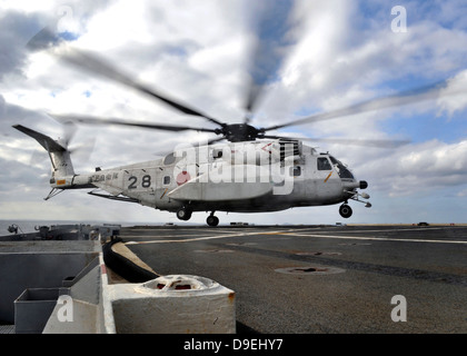 Un giapponese di autodifesa marittima vigore MH-53 Sea Stallion atterra sul ponte di volo della USS Denver. Foto Stock