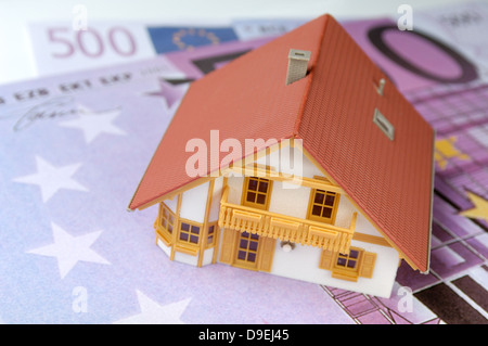 Modello di casa su 500-euro-banconote Foto Stock