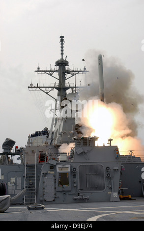 Marzo 22, 2003 - Un Tomahawk land attack lanci di missili da USS Milius a sostegno dell'Operazione Iraqi Freedom. Foto Stock