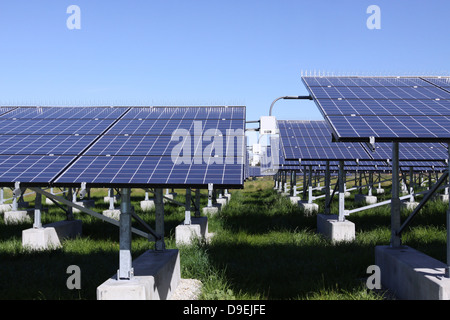 Un impianto fotovoltaico di celle solari. Foto Stock