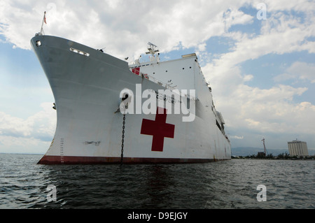 Militari di comando Sealift nave ospedale USNS Comfort al porto. Foto Stock