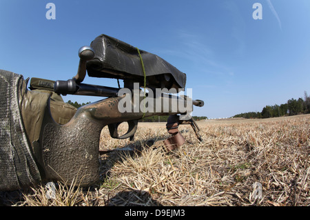 Una M40A3 7,62 mm fucile da cecchino siede pronto per l'uso sul poligono di tiro. Foto Stock