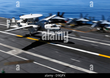 Un E-2C Hawkeye terre a bordo della portaerei USS John C. Stennis. Foto Stock