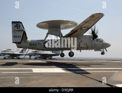 Un E-2C Hawkeye terre a bordo della portaerei USS Enterprise Foto Stock