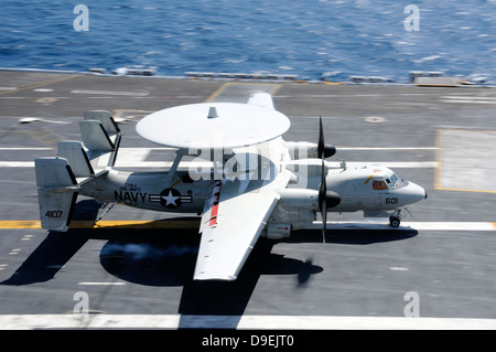 Un E-2C Hawkeye terre a bordo della portaerei USS Nimitz. Foto Stock