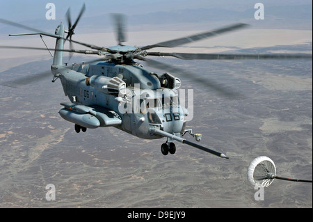 Un CH-53E Super Stallion si avvicina ad una C-130P aerei per il rifornimento. Foto Stock