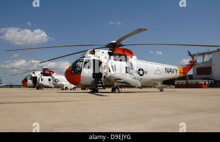 UH-3H elicotteri Sea King in base alla Naval Air Station Patuxent River, Maryland. Foto Stock