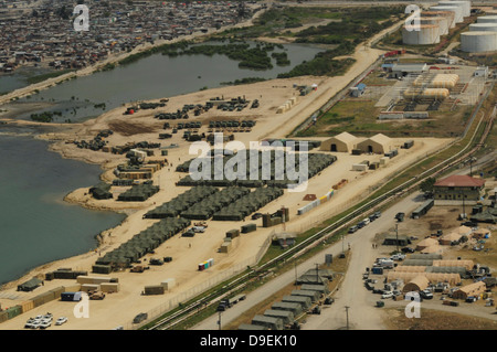 Una veduta aerea della spiaggia bianca composto logistico a Port-au-Prince, Haiti. Foto Stock