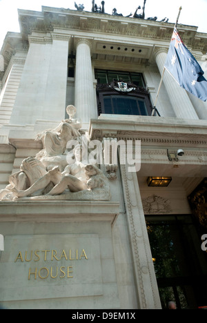 L'ingresso alla casa in Australia, Strand, Londra, con Harold Parker's "Pace e prosperità" scultura sulla sinistra. Foto Stock