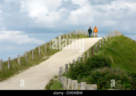 Vaganti sulle dune in Zeeland, costa olandese Foto Stock