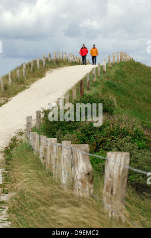 Vaganti sulle dune in Zeeland, costa olandese Foto Stock