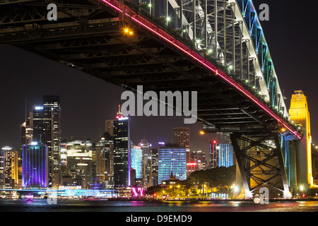 Ampio angolo di visione del Ponte del Porto di Sydney e il Sydney CBD di notte durante l'annuale vivaci festival di illuminazione, Australia Foto Stock