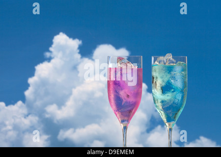 Cocktail e cielo blu con nuvole Foto Stock