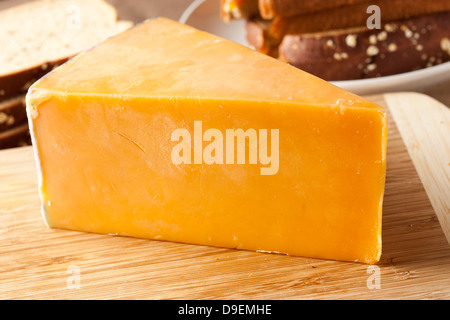 Colore giallo tradizionale formaggio Cheddar su uno sfondo Foto Stock
