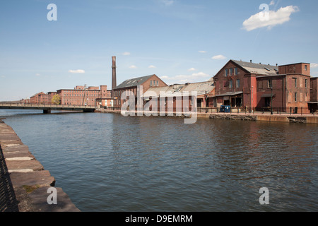 Ex mulino edifici sono stati convertiti in edifici utili in un restaurato waterfront area in Holyoke, Massachusetts. Foto Stock