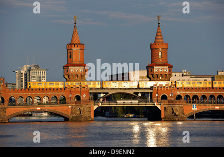 Metropolitana U1 sulla struttura superiore ponte sopra il fiume Sprea nella luce della sera Friedrich boschetto del monte Croce Berlin Germania Europa Foto Stock