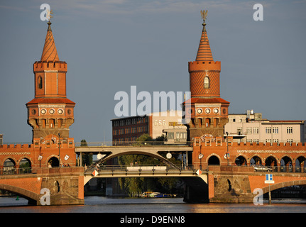 Albero superiore ponte sopra il fiume Sprea nella luce della sera, Friedrich boschetto del monte Croce, Berlino, Germania, Europa Foto Stock