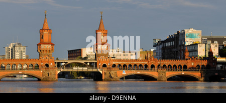 Albero superiore ponte sopra il fiume Sprea nella luce della sera, Friedrich boschetto del monte Croce, Berlino, Germania, Europa Foto Stock