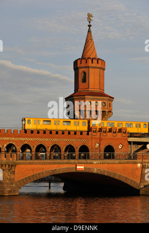 Visualizzazione scarti metropolitana U1 sulla struttura superiore ponte sopra il fiume Sprea nella luce della sera Friedrich boschetto del monte Croce di Germa di Berlino Foto Stock